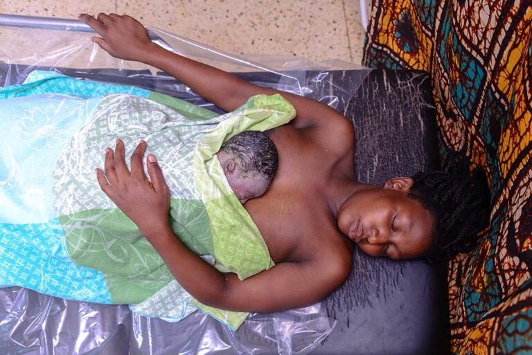 A-mother-has-a-skin-to-skin-moment-with-her-newborn-baby-in-mayuge-hospitalJinja-uganda-despie-the-lack-of-proper-maternal-health-services-inuganda